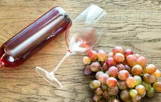 glas van roos wijn met bundel van druif foto