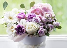 mooie bloemen in een witte ronde doos