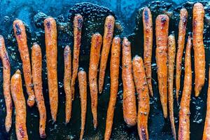 geglazuurd wortels Aan de bakken dienblad foto