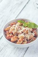 aardappel gnocchi met tomaat saus foto