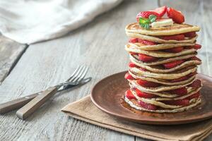 stack van pannekoeken met vers aardbeien foto