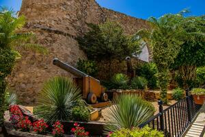 smal straten van de oud stad- in Calpe Spanje Aan een zomer heet vakantie dag foto