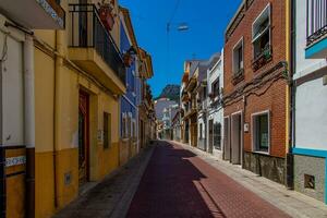 smal straten van de oud stad- in Calpe Spanje Aan een zomer heet vakantie dag foto