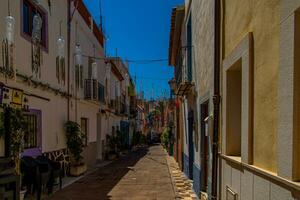 smal straten van de oud stad- in Calpe Spanje Aan een zomer heet vakantie dag foto