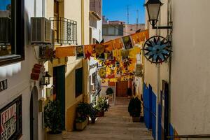 versmallen straten van de oud stad- in Calpe Spanje Aan een zomer heet vakantie dag foto