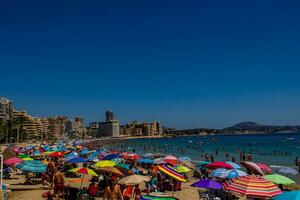 l strand landschap in calpe, Spanje Aan een zomer zonnig vakantie dag foto