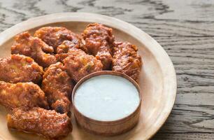 gebakken kip Vleugels met blauw kaas saus foto