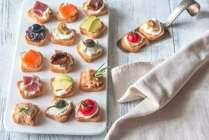 crostini met verschillend toppings foto