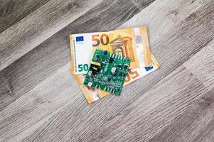 Bankbiljetten van 50 euro en elektronische kaart foto