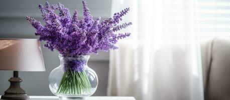 interieur ontwerp inspiratie lavendel bloemen in een vaas naast een lamp voor bloemen decor fotografie foto