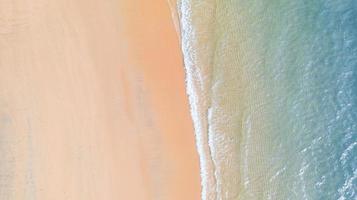 luchtfoto van strand met schaduw smaragdblauw water en golfschuim op tropische zee foto