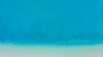 schaduw smaragdblauw water en golfschuim op tropische zee