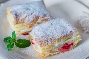 mille-feuille met verse kers foto