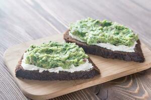 toast met room kaas en guacamole foto