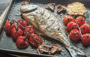 gegrild vis met tijm en kers tomaten foto