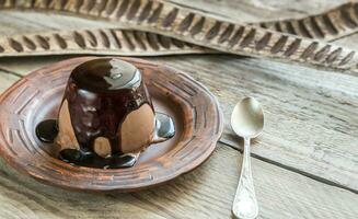 koffie panna cotta onder chocolade topping foto