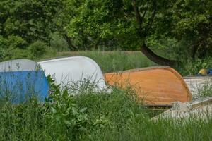 omgekeerd rubberboten in hoog gras foto