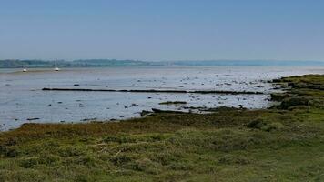 landelijk toneel- oever van de rivier met vaag horizon foto