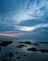 landschap gezichtspunt voor ontwerp ansichtkaart en kalender zomer zee wind Golf koel Aan vakantie kalmte zee rots kust- zonsondergang lucht licht oranje gouden avond uren dag Bij knal san strand chonburi Thailand foto