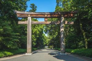 torii die leidt naar het meiji-heiligdom in tokyo, japan foto