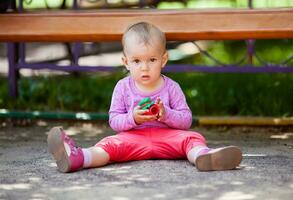 klein baby spelen met speelgoed- foto