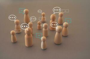 sociaal en communicatie team discussie concept. teamwerk. bedrijf ontmoeting. houten menselijk figuur spreken voor uitwisseling informatie of ideeën. gemeenschap of sociaal terugkoppeling foto