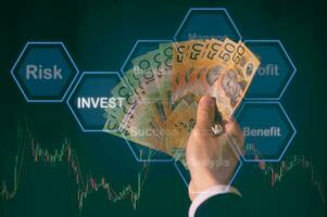 investering en financieel besparing concept, geld, Australisch dollar aud bankbiljetten, in zakenman handen, handel eigendom investeren voorraad markt investeerders foto