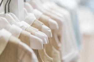 collectie babykleding hangen in showroom
