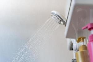 close-up van water dat uit de douche in de badkamer stroomt