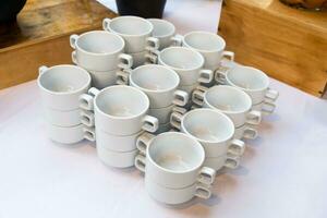 keramisch cups stapel Aan tafel foto