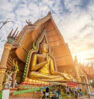 tempel mijlpaal Boeddha met pagode gouden standbeeld Bij zonsondergang foto