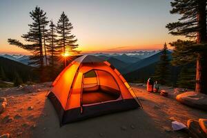 camping tent hoog in de bergen Bij zonsondergang foto