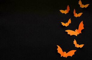 gelukkig halloween banier of partij uitnodiging achtergrond met wolken vleermuizen en pompoenen foto's foto