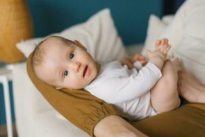 portret van een schattig baby van zes maanden aan het liegen Aan zijn vader foto