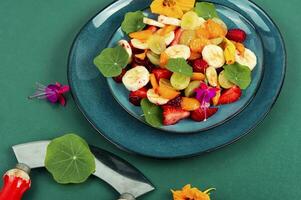 fruit salade met Oostindische kers. foto