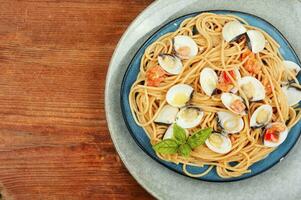 pasta met gebakken mosselen vongole, ruimte voor tekst. foto