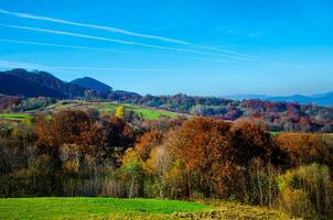 herfst achtergrond. platteland mooi landschap van herfst bergen foto