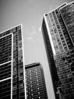 zwart en wit beeld van modern architectuur met gespiegeld buitenkant foto