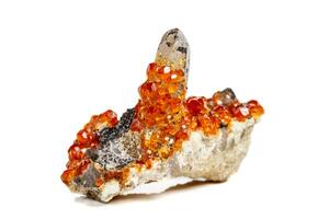 macro mineraal steen spessartine, oranje, rood granaat met kwarts Aan wit achtergrond foto