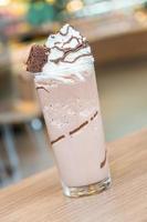 chocolade smoothie op tafel foto