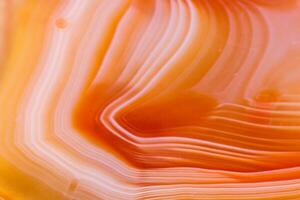 macro mineraal oranje agaat in Kristallen Aan wit achtergrond foto