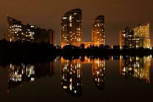 nacht stad met reflectie van huizen in de rivier- foto