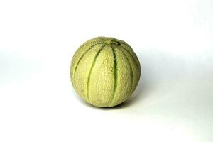 detailopname van een meloen Aan een wit achtergrond. foto