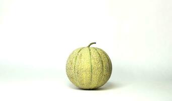 detailopname van een meloen Aan een wit achtergrond. foto