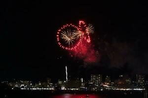 vuurwerk over- de water foto