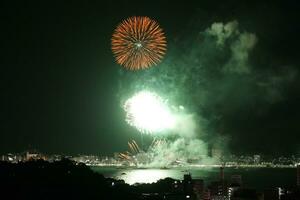 vuurwerk over- de water foto