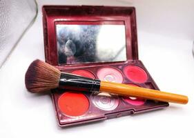 cosmetica, oogschaduw palet, vrouw make-up, veelkleurig oog schaduwen, ingesteld kleur van bedenken producten geïsoleerd Aan wit achtergrond.make-up producten foto