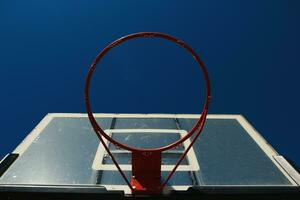 rood basketbal hoepel Aan de lucht achtergrond foto