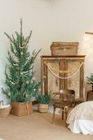 knus interieur versierd voor Kerstmis in Scandinavisch stijl. leven Spar bomen versierd met natuurlijk ornamenten gemaakt van droog sinaasappels foto