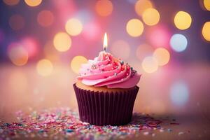 verjaardag koekje met roze botercrème glimmertjes en kleurrijk hagelslag Aan bokeh achtergrond, verjaardag koekje met kaarsen Aan roze achtergrond met bokeh, ai gegenereerd foto